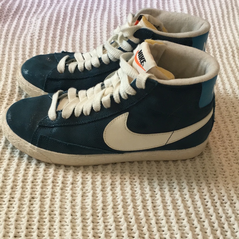 Women’s Nike Sneakers Size 7